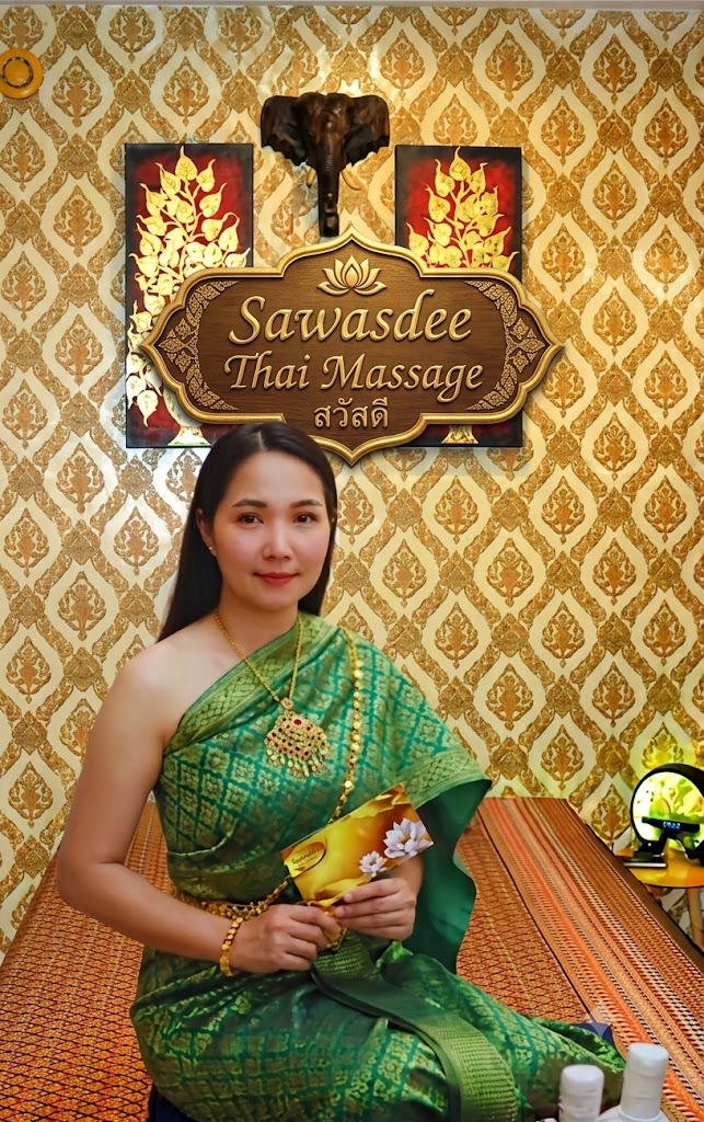 La praticienne Sawasdee en tenue thaïlandaise verte